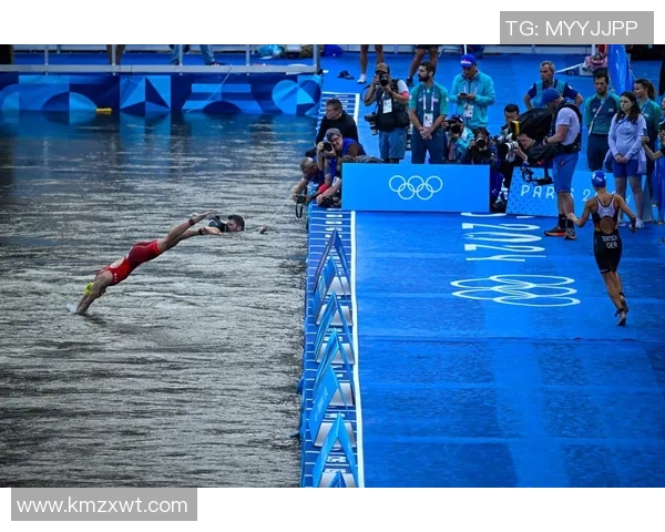 蝶泳赛场风云变幻 运动员如何在水中追求极限速度与技巧的完美融合
